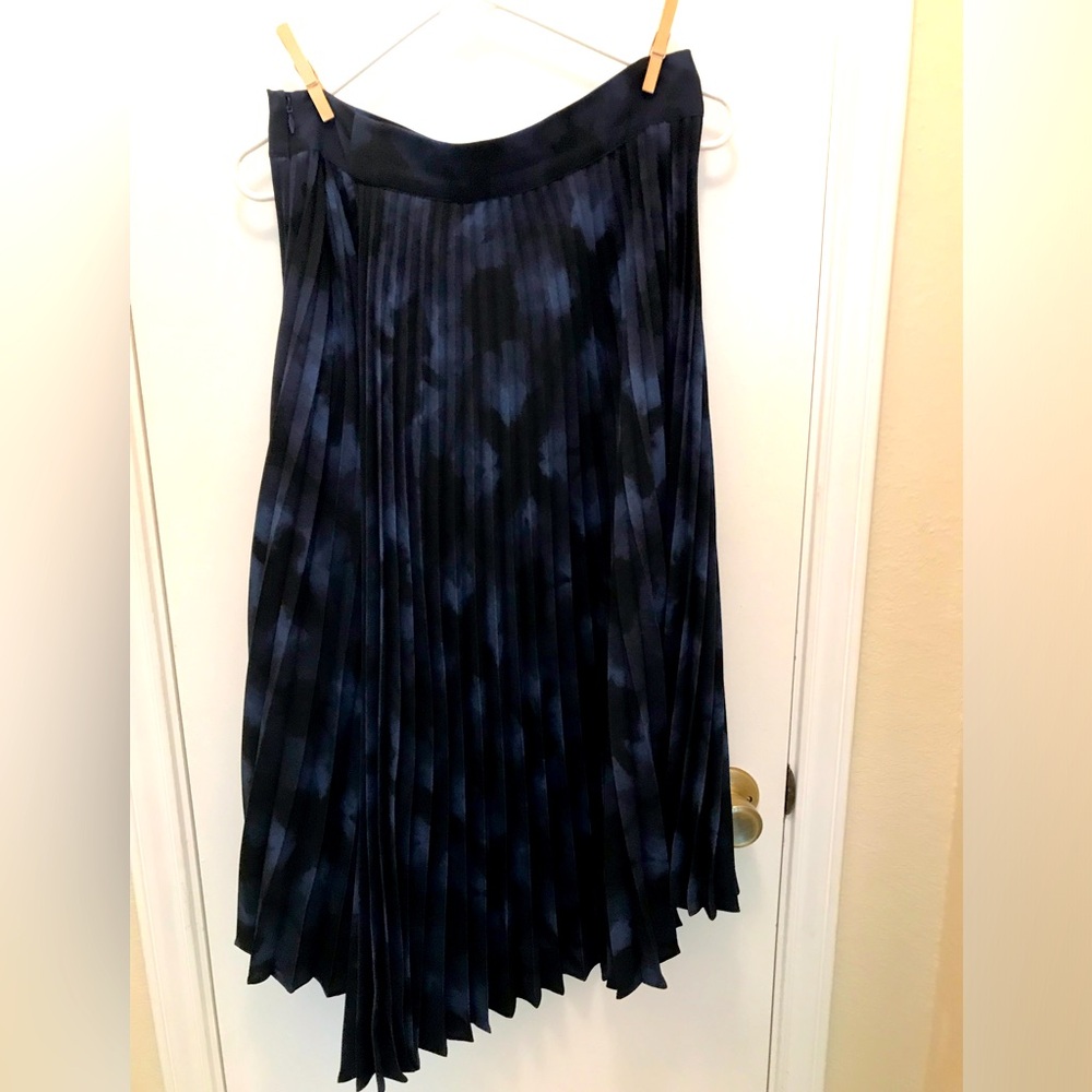 VINCE - Winter Tie Dye Pleated Skirt in Hydra